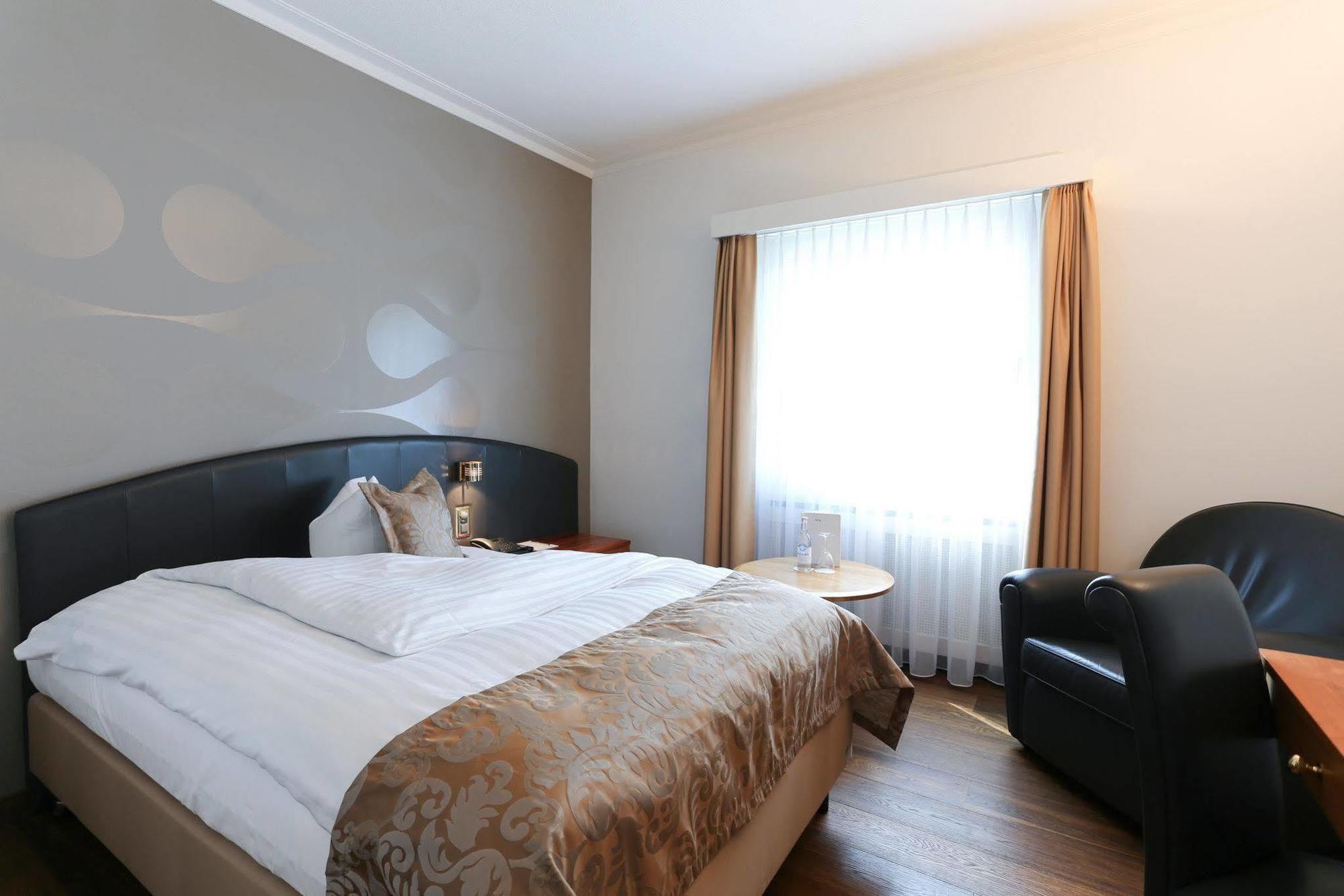 Hotel Uzwil होटल 4*