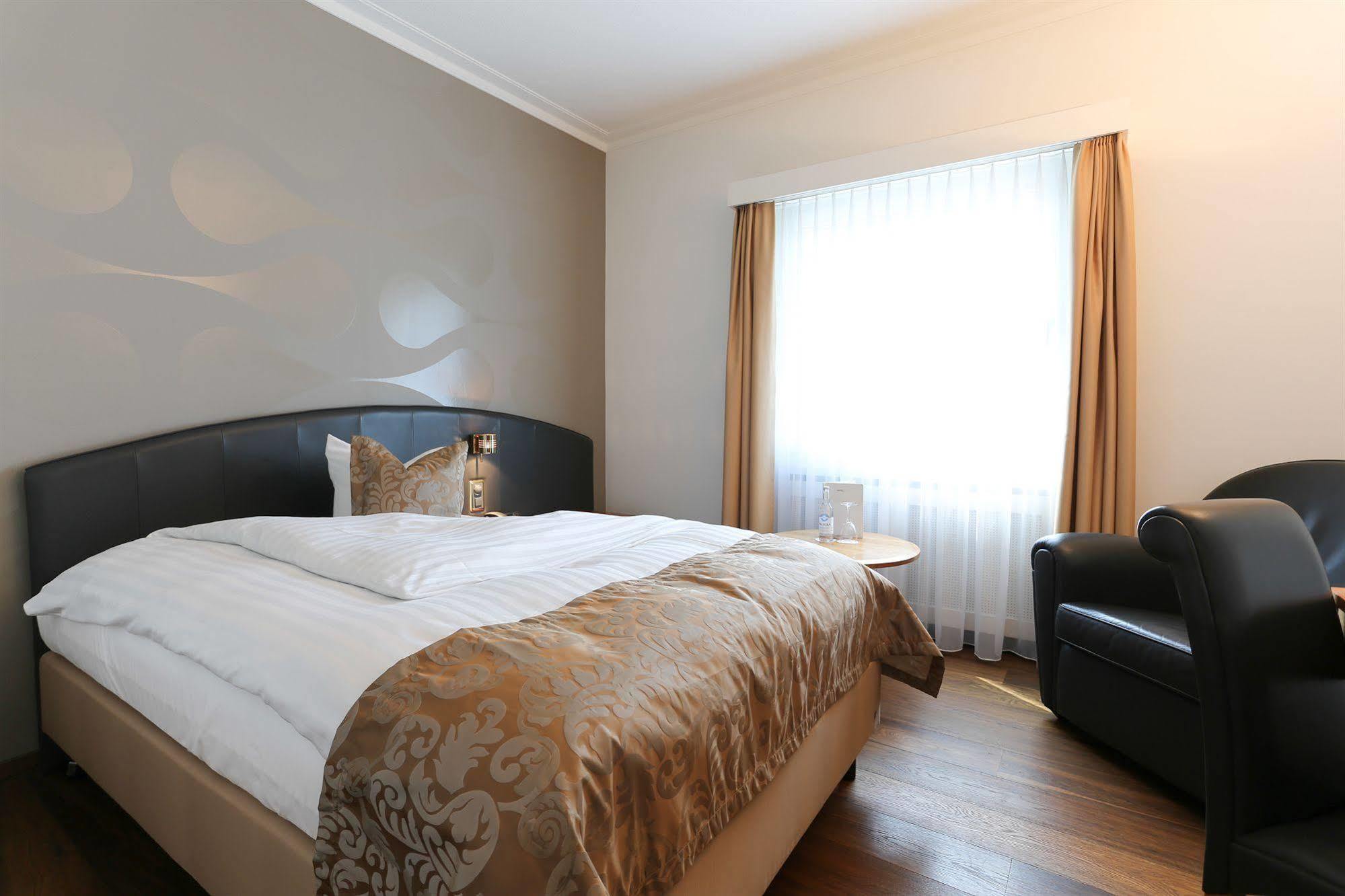 Hotel Uzwil होटल 4*
